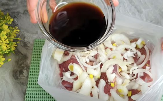 Благодаря маринаду курица получилась намного нежнее!