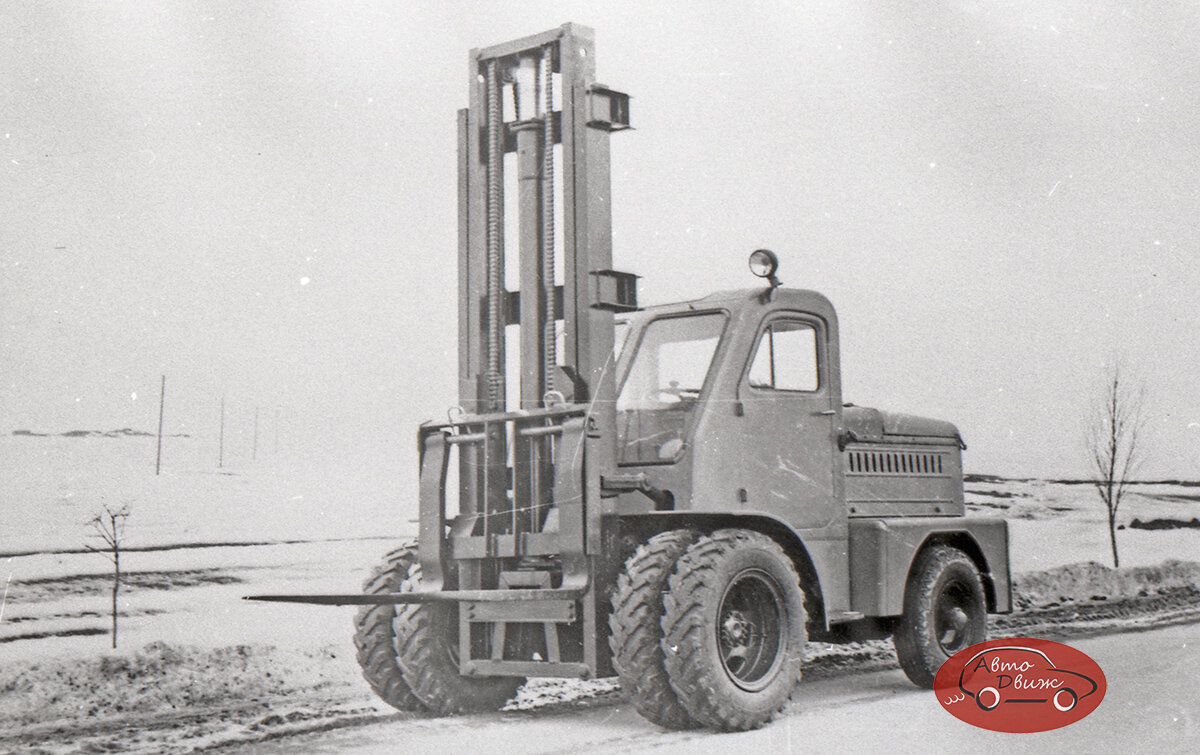 Если не обращать внимание на детали, то можно подумать, что это такой же погрузчик, как и на первом фото. Но нет, это более тяжелая модель 4045: с удлиненной колесной базой и ведущим мостом от ЗИЛ-164А. Грузоподъемность такого погрузчика составляла уже 5 тонн. А вот мотор по-прежнему был от ГАЗ-51А: для своих задач его вполне хватало. 