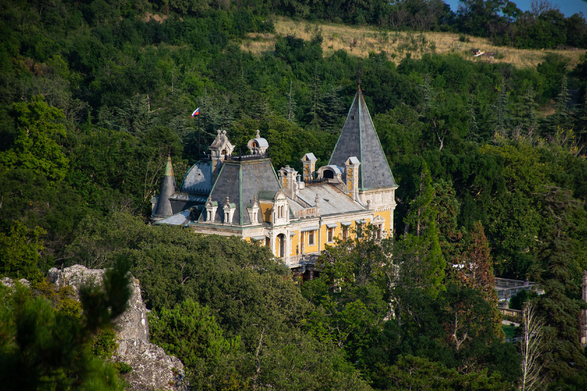 Вид на Массандровский дворец с гротов
