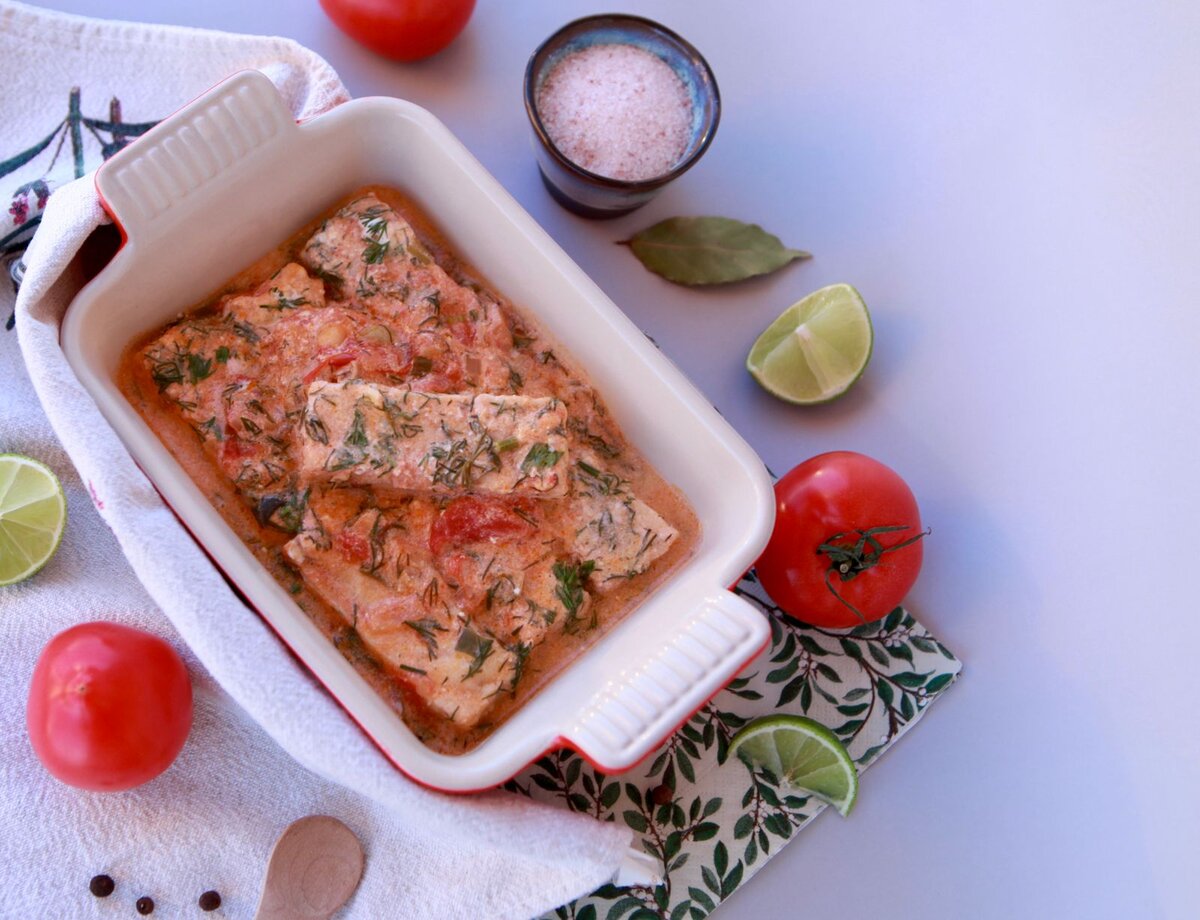 Минтай с зеленью, луком и томатами от Даши Третьяковой. Все рецепты на ее канале: https://t.me/wellness_hedonism