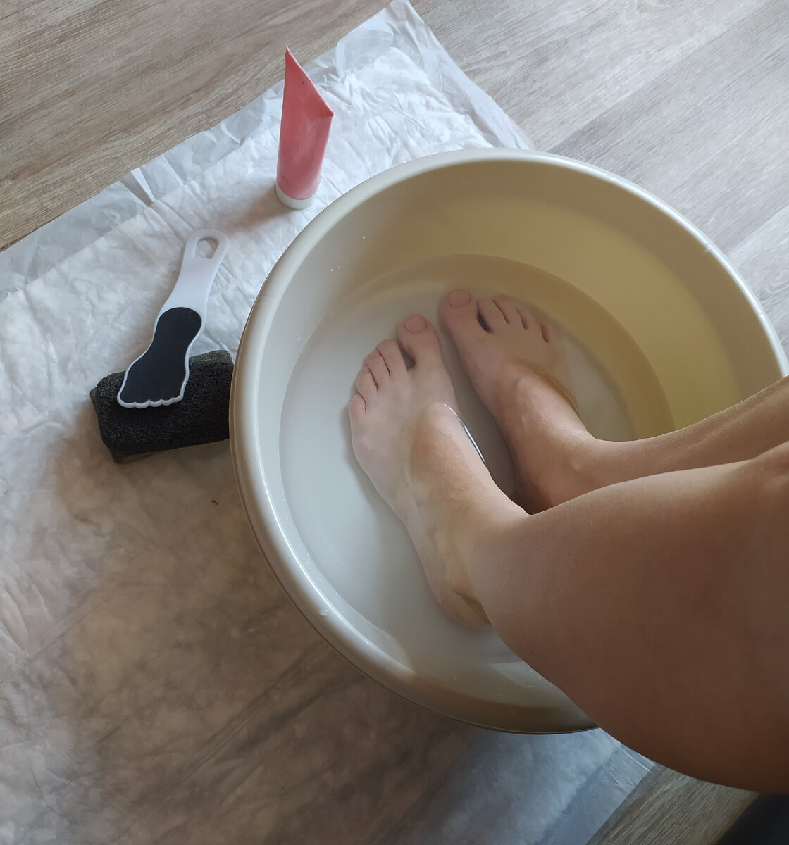 На 5 минут опускаем ноги в тазик 