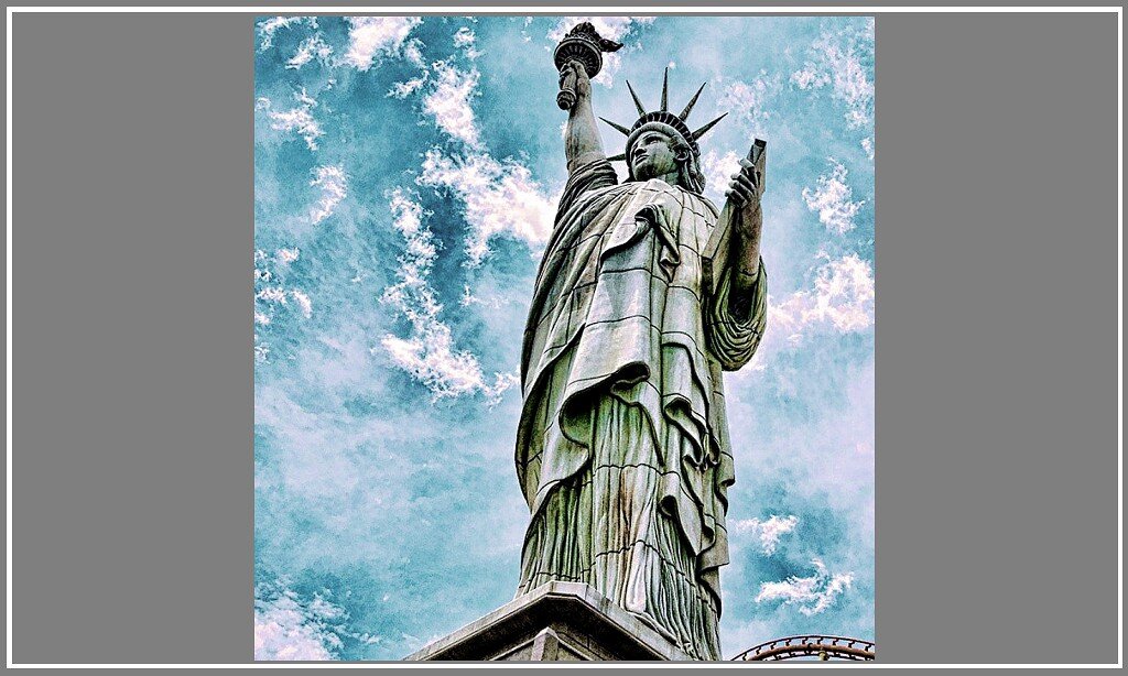 США. Статуя Свободы в виде женщины, которая стоит на разломанных кандалах. В одной её руке - Декларация независимости США (с датой принятия) в виде таблички. В другой - высоко поднятый факел пламени, как желанный всем «свет свободы» (А также: «правды, разума и самой жизни». Если взять наоборот, то перевернутый опущенный факел означал бы «смерть»). На голове статуи - корона из семи лучей (7 лучей - это Радуга, или - «божественный свет». Лучей, конечно, в природе больше, чем 7. Но считается в эзотерике, что 7 лучей, видимых нашим глазом, специально даны Богом человеку для нашей эволюции).