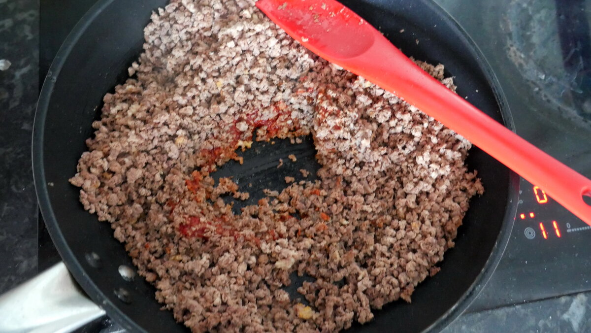 Томатную пасту – в середину, потом размешать.