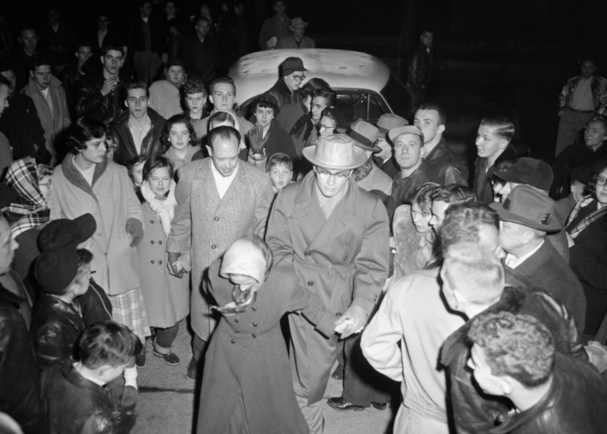 Дороти Мартин и доктор Чарльз А. Лаугхед (слева) возвращаются в дом после того, как рождественские песни не смогли привлечь инопланетян. 24 декабря 1954 года