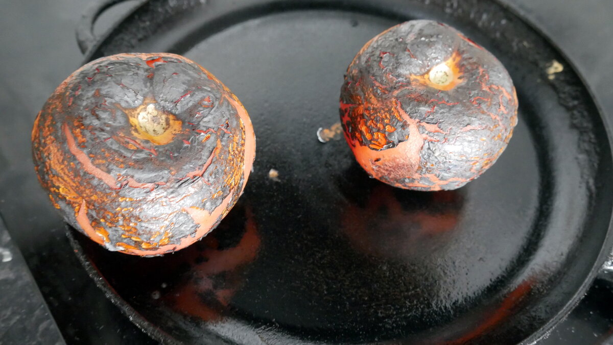 Опаленные помидоры легче всего чистить от кожицы.