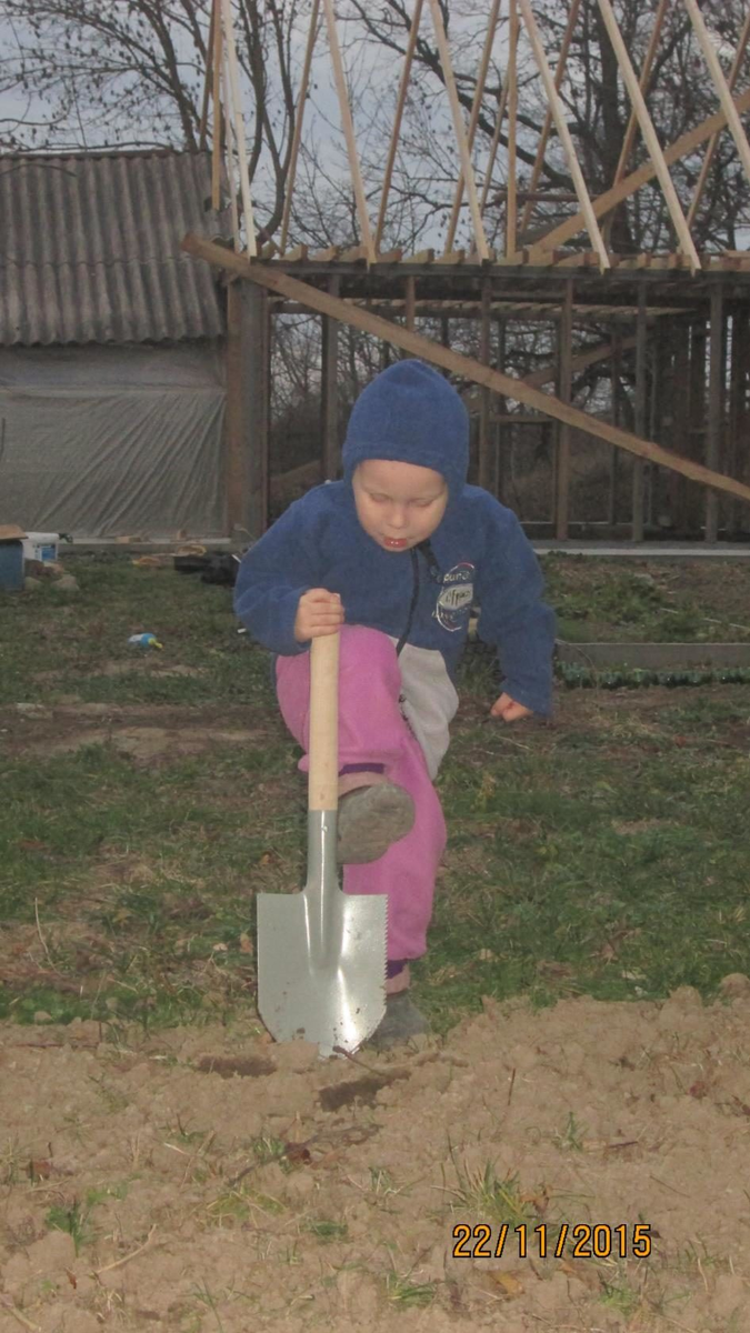 Вовик помогает маме копать.