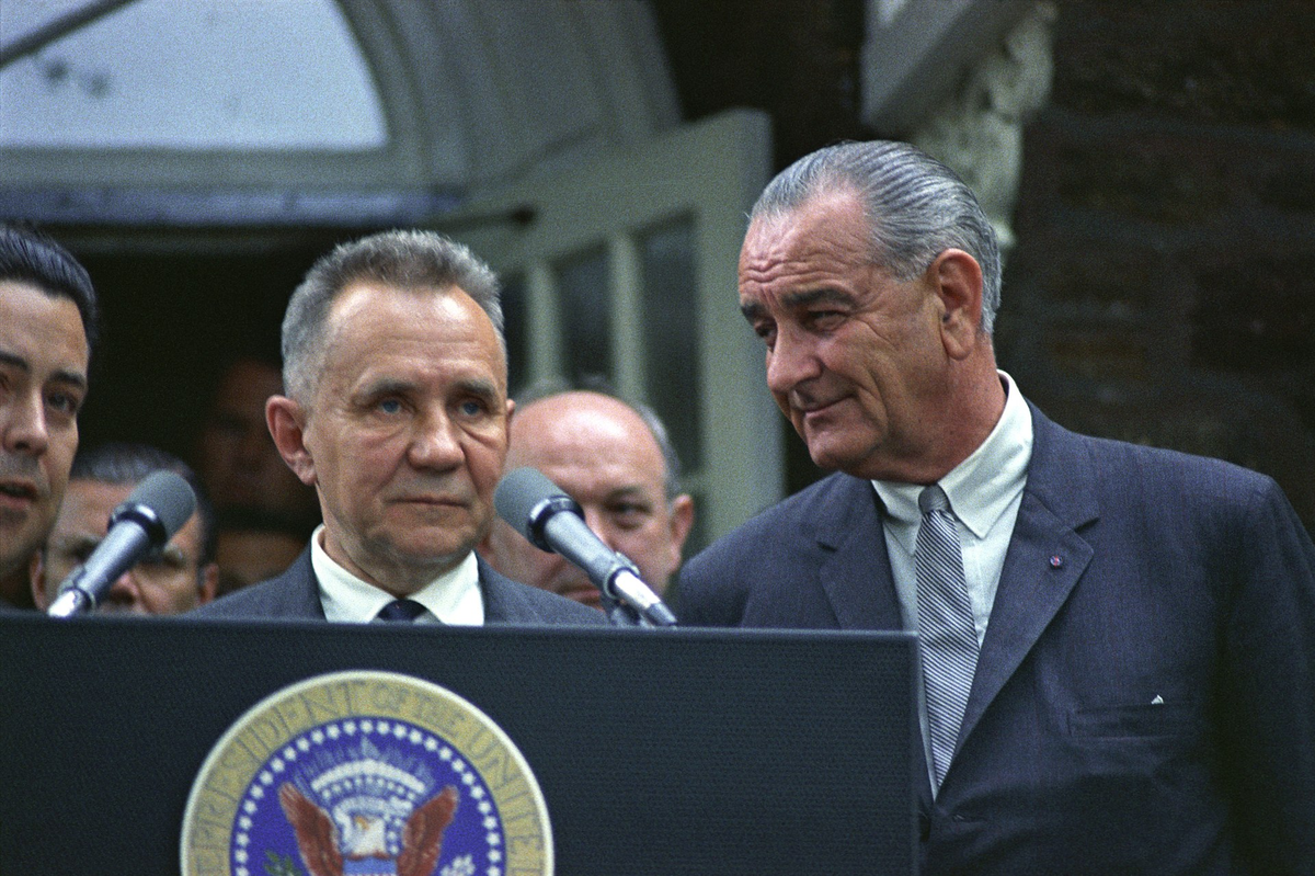 Автор: Yoichi Okamoto - LBJ Museum &amp; Library http://lbjlibrary.org/collections/photo-archive/photolab-detail.html?id=1149, Общественное достояние, https://commons.wikimedia.org/w/index.php?curid=11749501