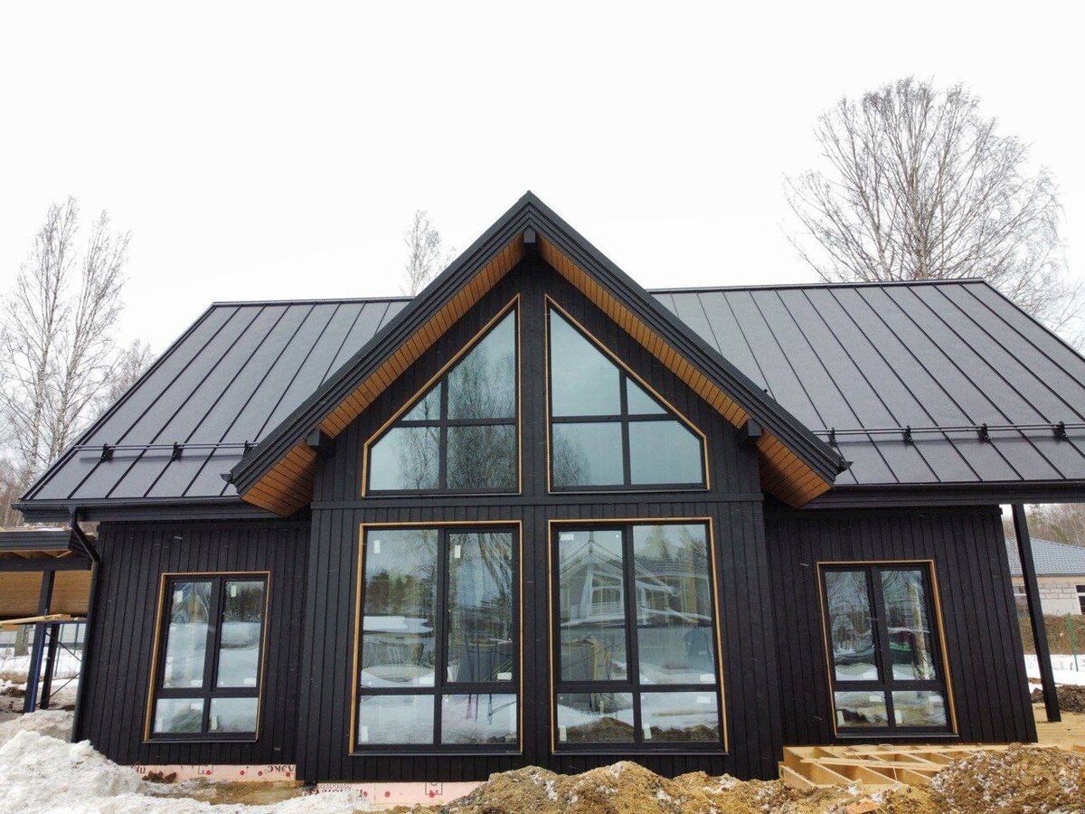 Цветные окна в загородном доме. Источник: ООО "АртДекор", "OKNA.VILLAGE"