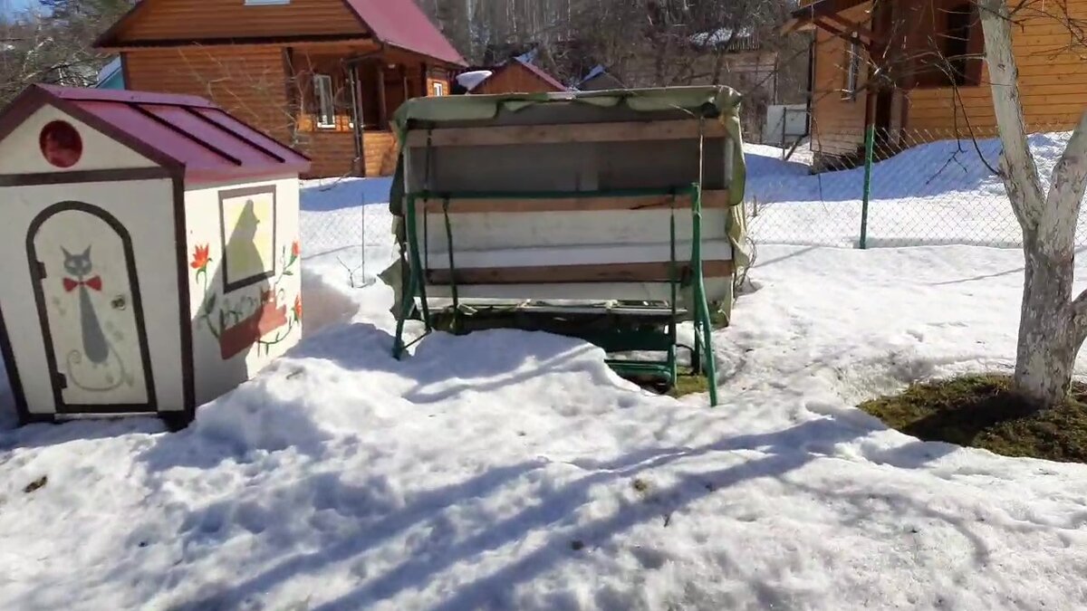 Кадр поближе, видны остатки ткани от прошлого навеса в сочетании с сотовым поликарбонатом и профлистом. Смотрится грузно.