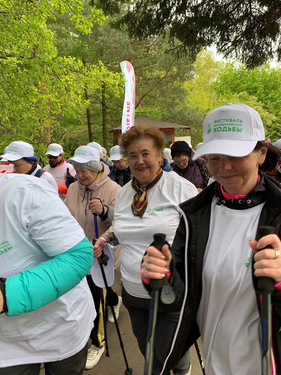 Массовый заход по скандинавской ходьбе участников проекта «Московское долголетие», 24 мая 2022 года. Бирюлевский дендропарк, ЮАО, г. Москва
