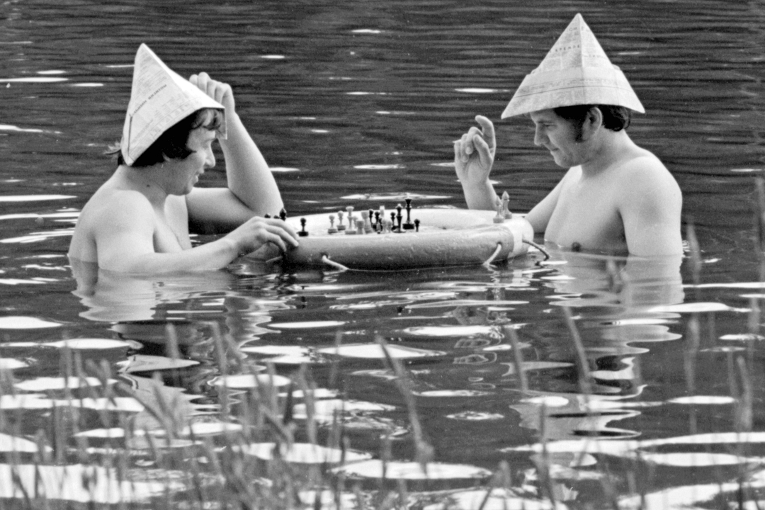 Партия в шахматы в жаркий день на подмосковной базе отдыха "Солнышко" (1978 год)