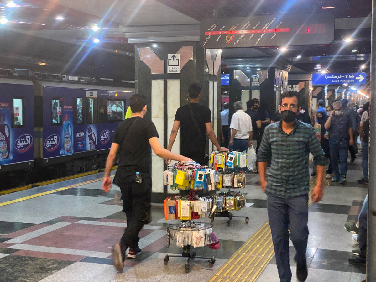 Местные торгаши. В Тегеране- это как правило Афганистанцы 