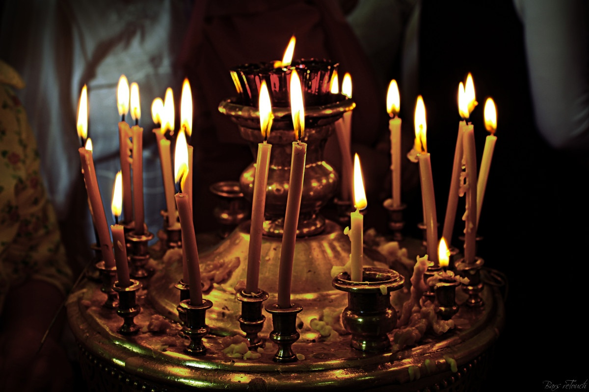 https://vsegda-pomnim.com/uploads/posts/2022-01/1643146169_18-vsegda-pomnim-com-p-tserkovnikh-svechei-v-khrame-foto-21.jpg
