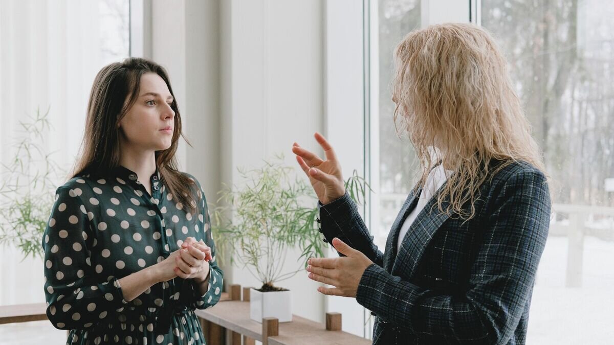    Женщины беседуют© Pexels/SHVETS production