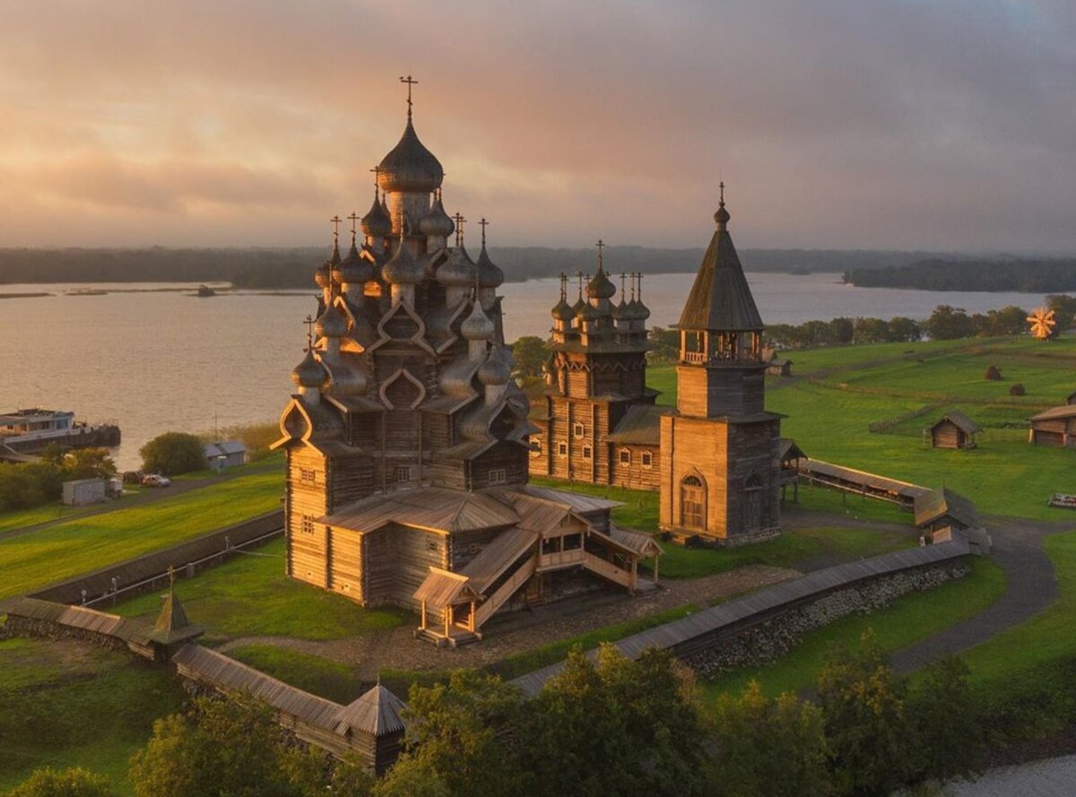 Архитектурные музеи заповедники. Остров Кижи Карелия. Кижский Погост Карелия. Кижи Карелия архитектурный ансамбль Кижского погоста. Кижи музей-заповедник ЮНЕСКО.