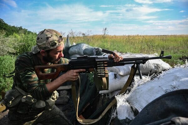 Боец на позиции  в поле.  фото6 картинки  яндекса.