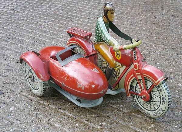 Игрушечный мотоциклист производства Ленинградского Завода Металлоизделий (ЛЗМ) из коллекции Веломузея Андрея Мятиева. Ранний тип мотоциклиста в коляской выпускался с конца 1930-х до середины 1950-х годов. Данный экземпляр изготовлен во второй половине 1940-х.