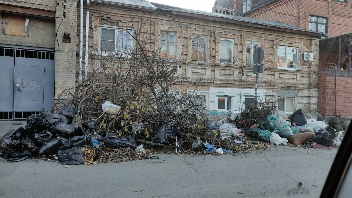     Жители Нахичевани в Ростове-на-Дону пожаловались на ужасное состояние контейнерной площадки на улице 8-я Линия, сообщается на сайте «Благоустройство города».