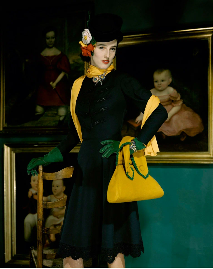 Нам кажется это очень стильно и экстравагантно. Образ красив, цепляет взгляд.