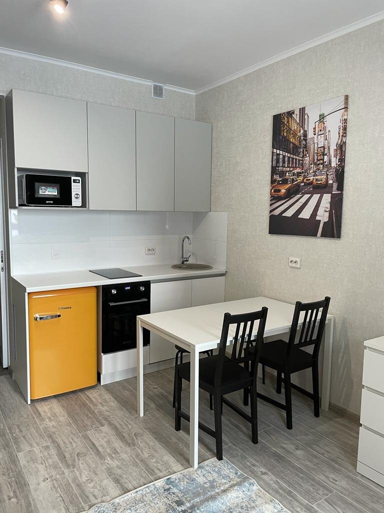 Ламинат и обои выбирала не я. Нужно было работать с тем, что есть. Постер повесили без меня)). Розетки должны быть над столом, постер на 15 см ниже. Косяк строителя. 