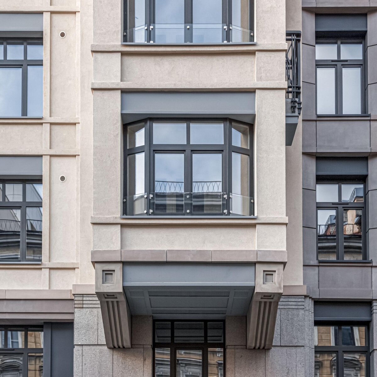 Фамильный дом “Болконский” на 11-ой Красноармейской, 11, окружен зданиями в стиле “северный модерн”. Чтобы подчеркнуть эту особенность, мы выбрали для него сложную архитектурную композицию с ризалитами, эркерами, парапетами и люкарнами, характерными для этого уникального стиля.