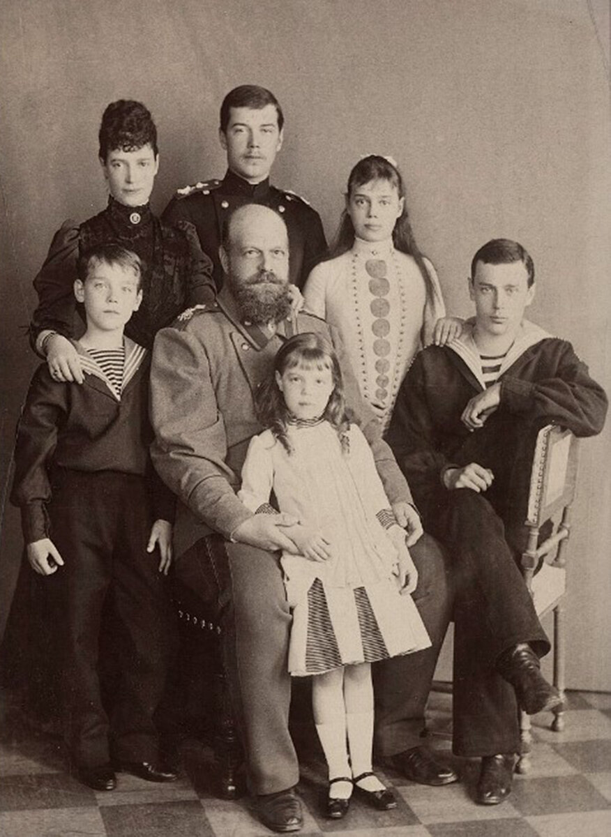 Семья императора Александра III (1892). Справа налево: Георгий, Ксения, Ольга, Александр III, Николай, Мария Фёдоровна, Михаил.