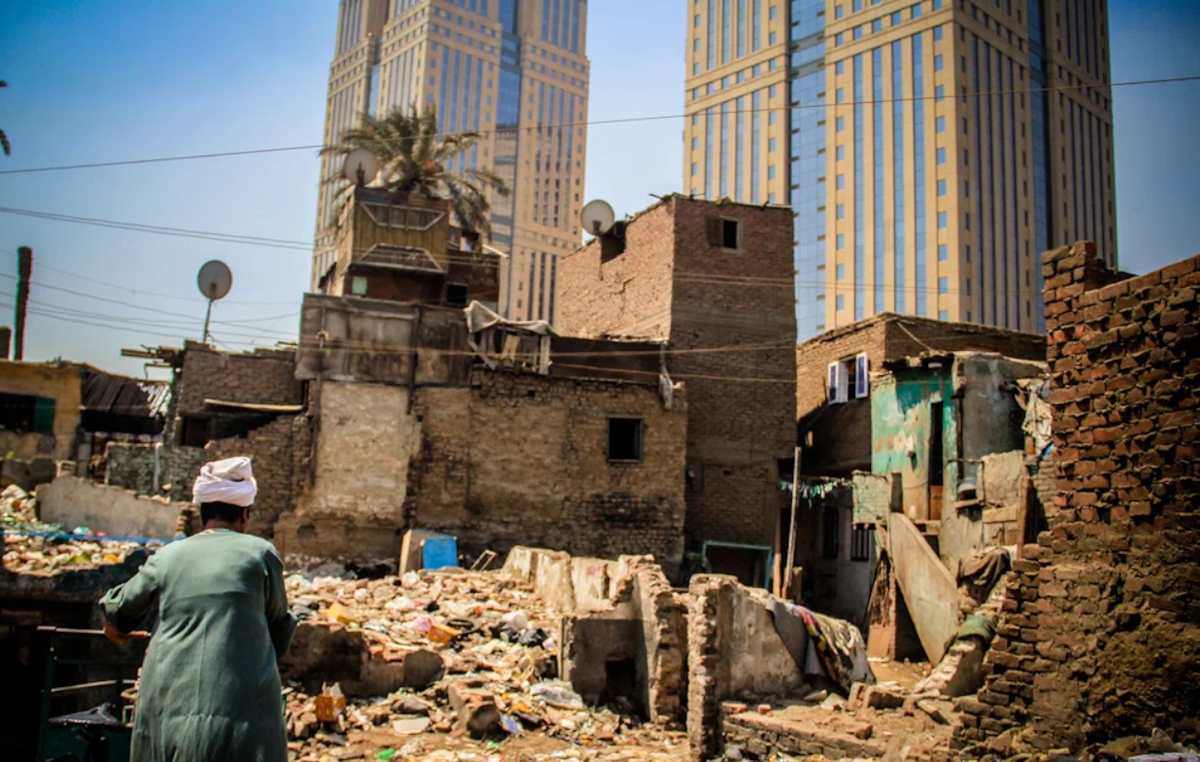 Богатые и бедные города. Абу Даби трущобы. ОАЭ нищета трущобы. Арабские эмираты трущобы. Эмират Дубай трущобы.