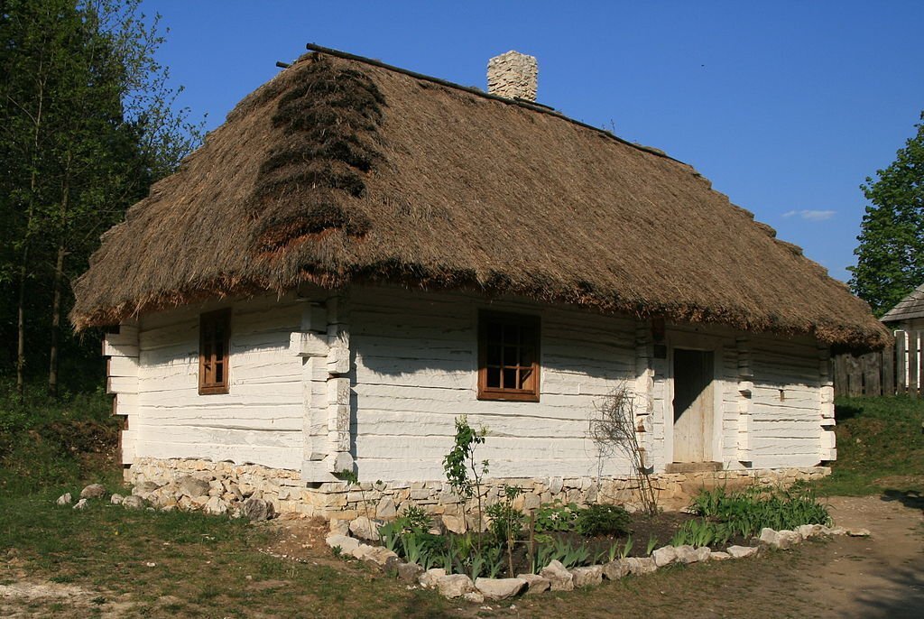 Изба с соломенной крышей