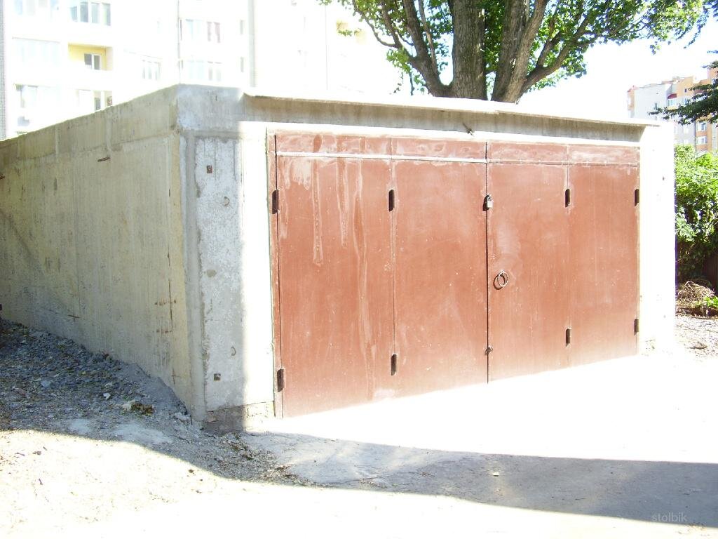 Скорость сборки. Гараж собирается по типу конструктора, что занимает гораздо меньше времени, требуется только наличие сварки для соединения элементов комплекта. Хотя сейчас выпускаются варианты, которые соединяются без сварки, при помощи кронштейнов и анкеров, а сварочные работы понадобятся только при установке ворот.