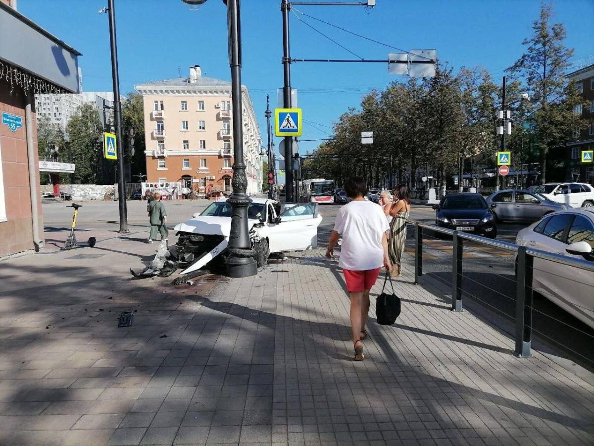 В Перми у кинотеатра «Кристалл» автомобиль выехал на тротуар и врезался в  столб | Новый компаньон | Дзен