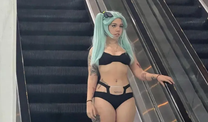 21-ЛЕТНЯЯ МОДЕЛЬ КИНЕ-ТЯН В АЭРОПОРТУ. ФОТО: NYPOST.COM