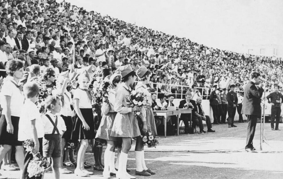 Начальник СТК Б. Чавычалов открывает товарищеский матч по мотоболу между командами
«Комета» (г. Элиста) – «МСК» (Болгария)