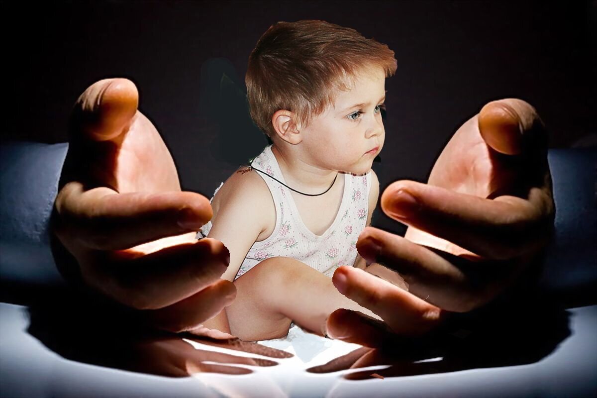 Дети защити жизнь. Рука ребенка и взрослого. Берегите детей. Внутренний ребенок. Ребенок на руках.