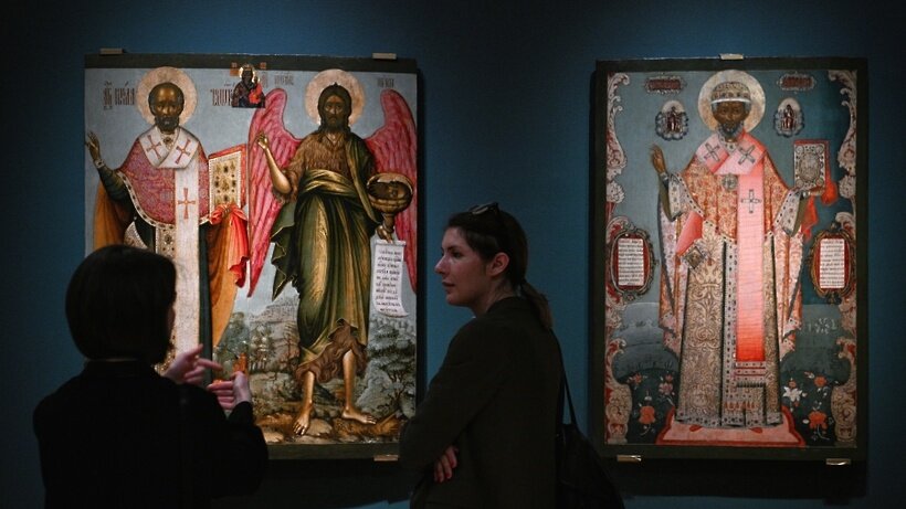    Посетительницы на выставке "Святитель Николай Чудотворец. Иконы XIII–ХХ веков" ©Алексей Филиппов РИА Новости