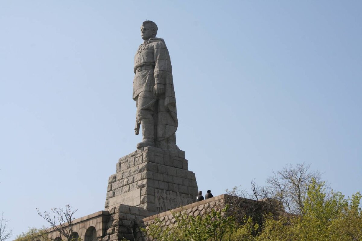 Памятник алеше в пловдиве. Памятник советскому солдату в Болгарии Алеша. Пловдив Болгария памятник Алеше. Памятник воину освободителю в Болгарии Алеша. Памятник советским воинам в Болгарии.