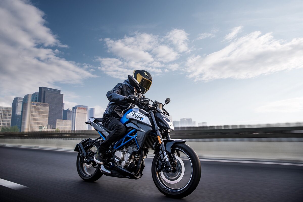 
250NK — самый доступный байк CFMOTO, но он отлично оснащен: с завода установлены инжекторный мотор жидкостного охлаждения со впрыском Bosch и двумя режимами езды на выбор, цветной ЖК-дисплей и яркая светодиодная оптика