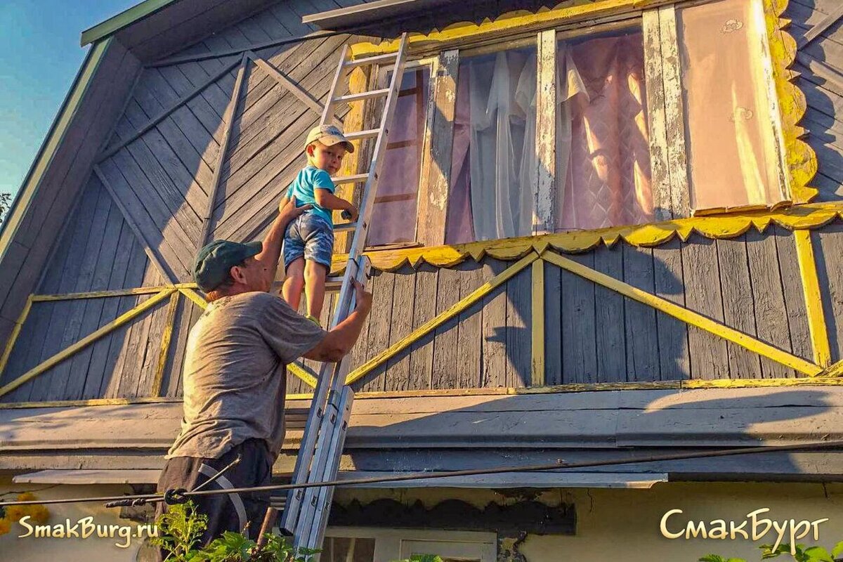 Мужчины обновляют фасад нашего садового дома