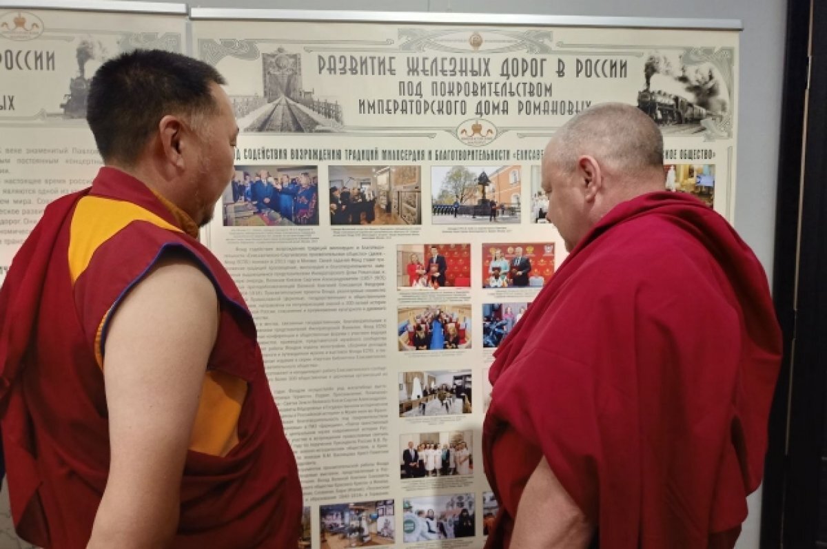    Ламы Читинского дацана внимательно разглядывают стенд выставки.