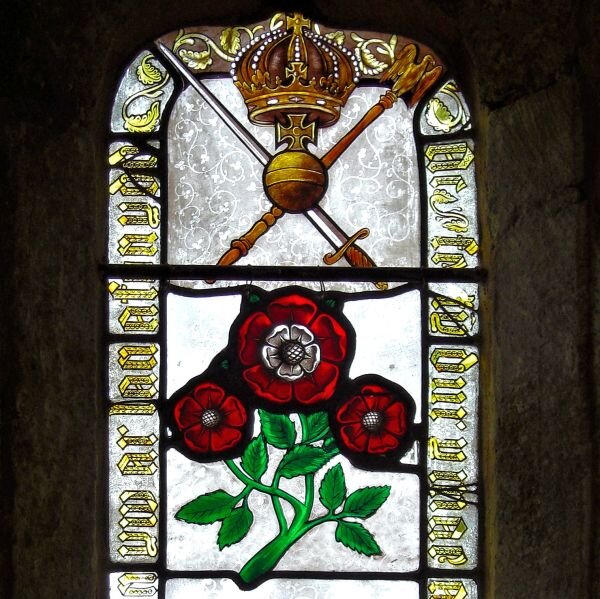 Просто красивое изображение алых роз на витражах.