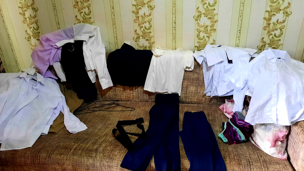 Примеряли вещи сегодня) я не стала по сто комплектов брюк, рубашек брать, в течение года ещё докупать будем 