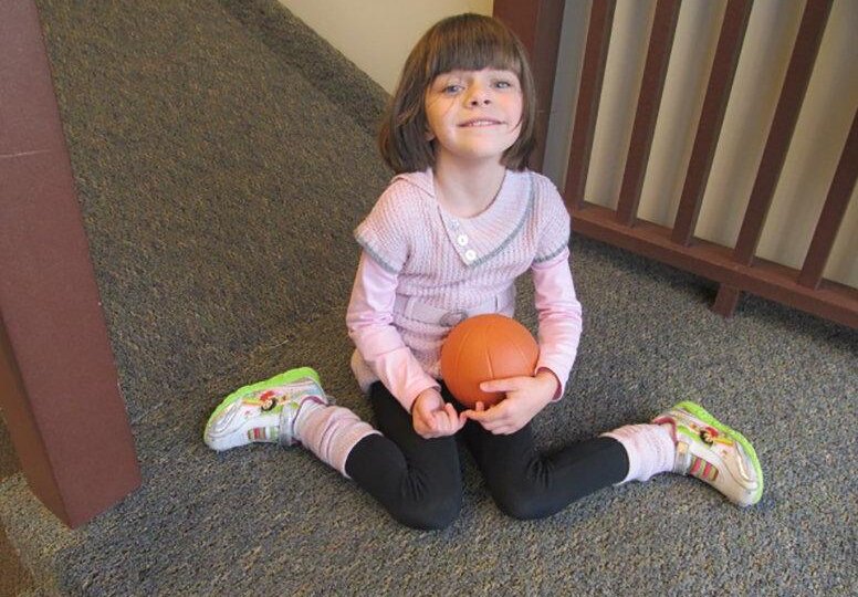 В детстве родители часто просили сесть «нормально». Их не устраивала «лягушачья посадка». Нормально ли сидеть по-лягушачьи?