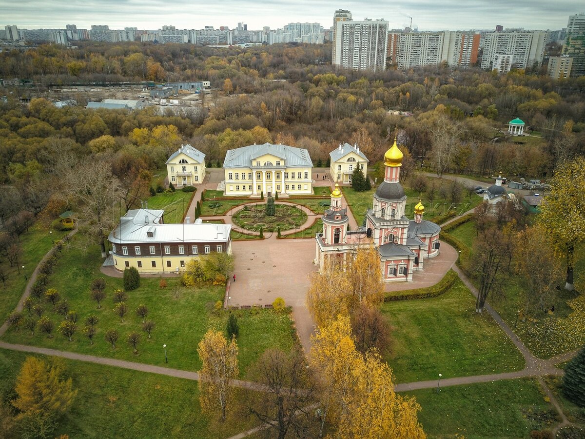 Москва свао свиблово. Усадьба Свиблово Москва. Усадьба Свиблово храм Живоначальной Троицы. Усадьба Свиблово с квадрокоптера. Усадьба Свиблово вид сверху.