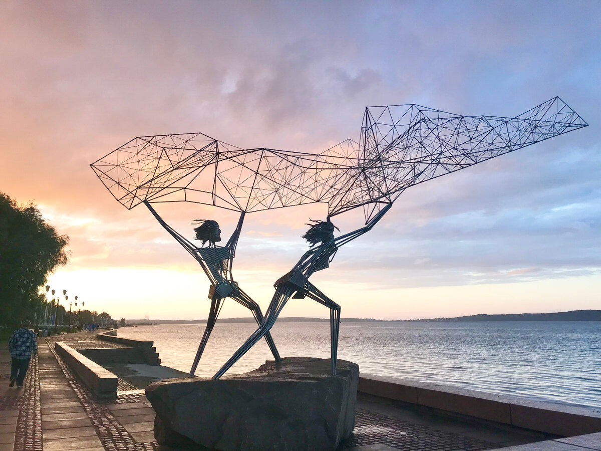 Рыбаки. Эту скульптуру из стальных прутьев подарил Петрозаводску американский город Дулут (штат Миннесота)
