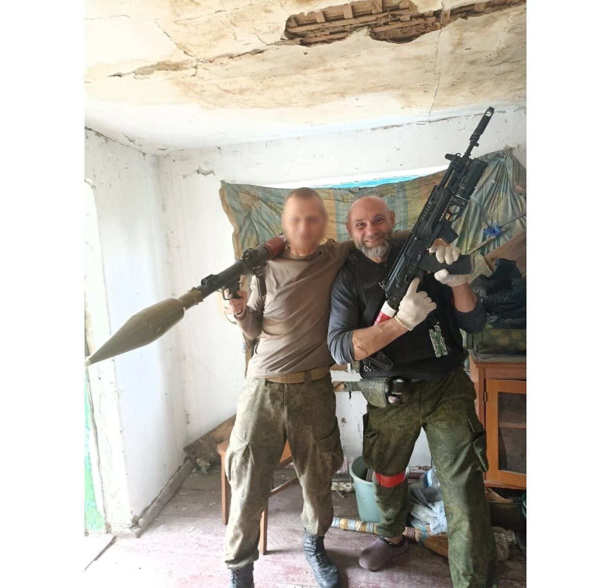 Летом 2023 года мужчина начал публиковать фотографии с оружием.  Фото: Роман Болотников / Vk.com