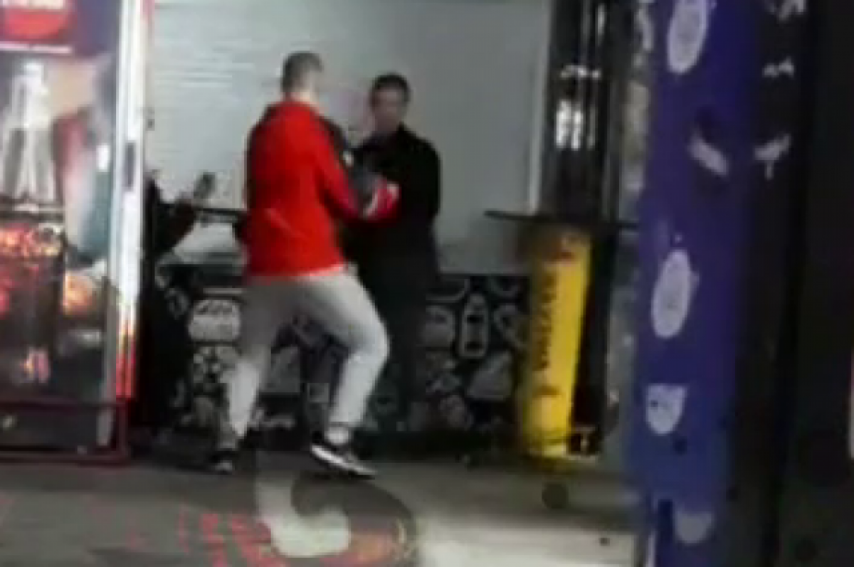    В Новосибирске мужчина избил двоих хулиганов