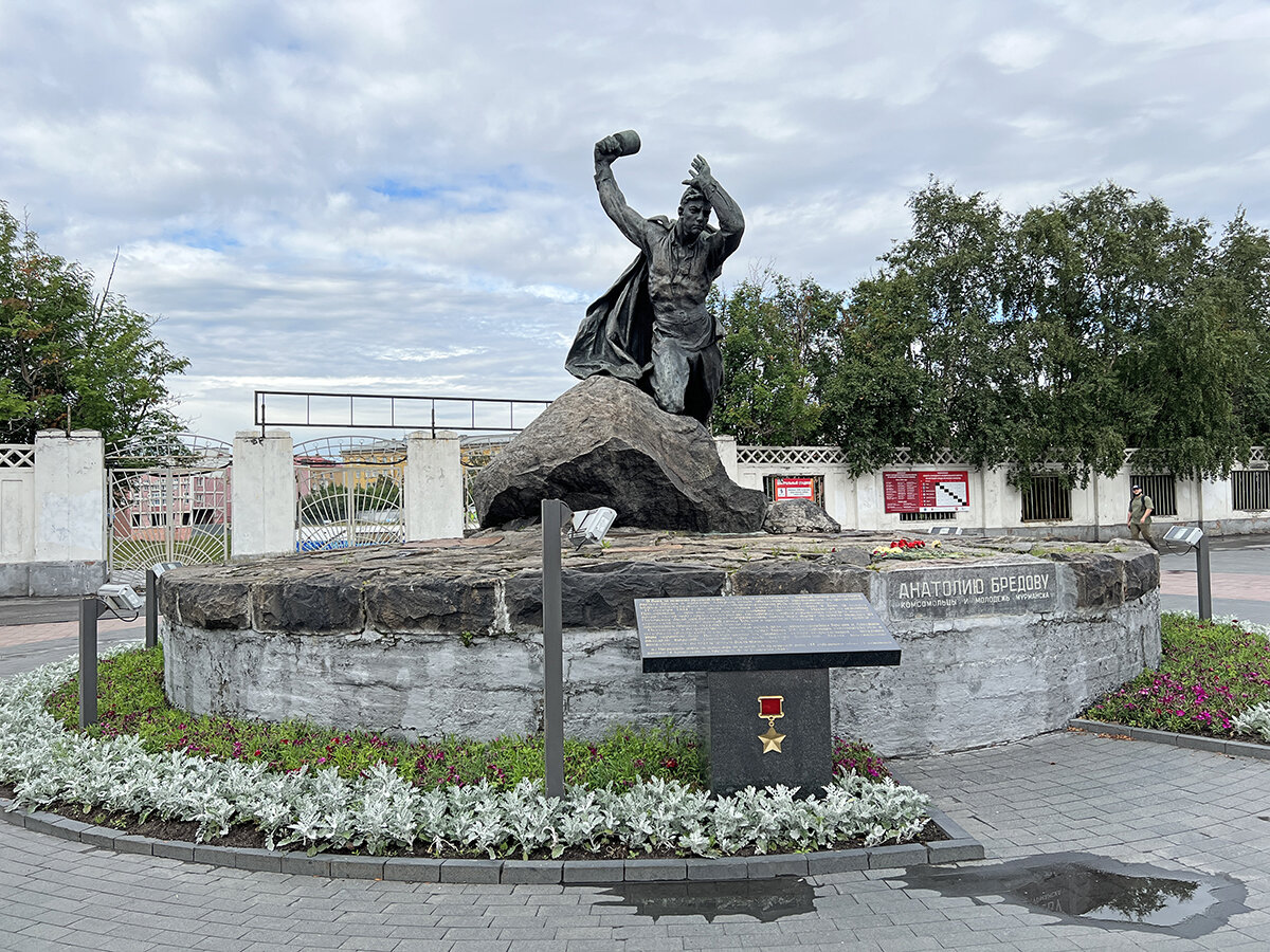 Памятник Анатолию Бредову. Мурманск. Фото автора. Листайте галерею 