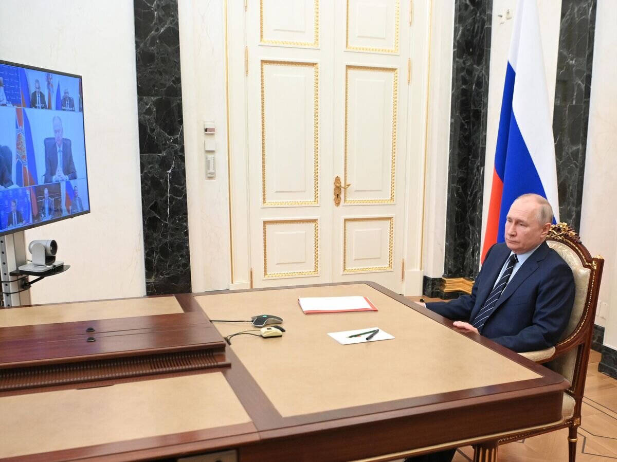    Президент РФ Владимир Путин проводит в режиме видеоконференции оперативное совещание с постоянными членами Совета безопасности РФ© РИА Новости / Александр Казаков
