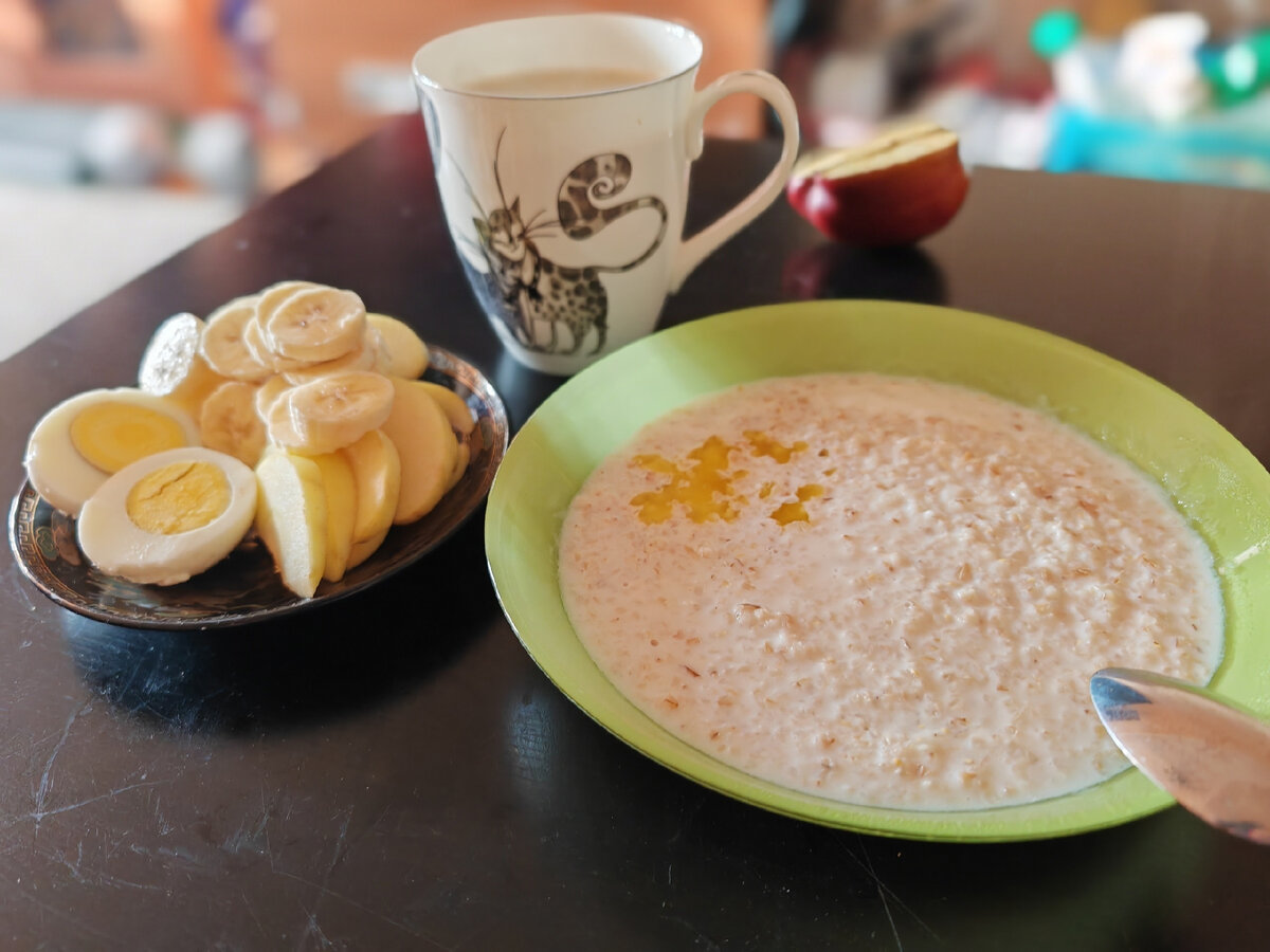 Завтрак: каша, фрукты, яйцо и кофе. Да, с кашей как-то стало больше энергии)