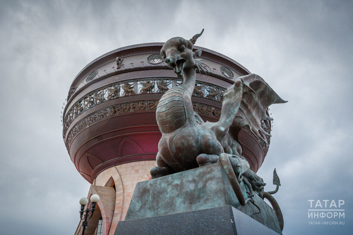 ​«Драконы и барсы у «Чаши» берут начало из древнетюркского звериного стиля, но на Волге он был менее агрессивным». Фото: © Владимир Васильев / «Татар-информ»