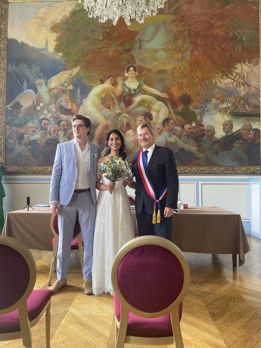 Молодожёны с мэром в зале регистрации брака мэрии